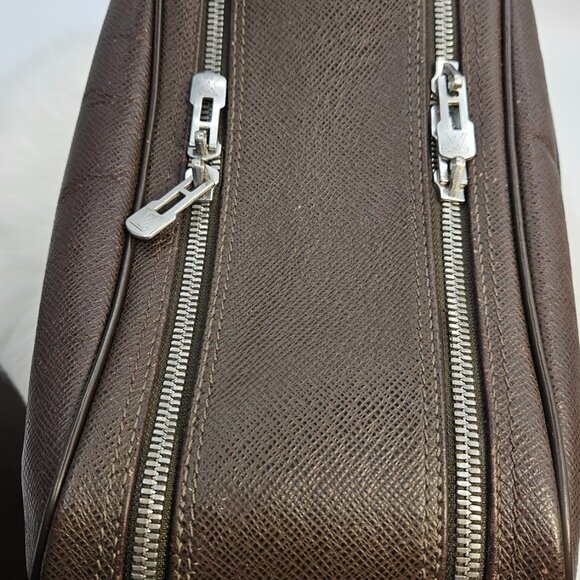 Louis Vuitton Taiga Reporter Crossbody bag - Picture 12 of 17